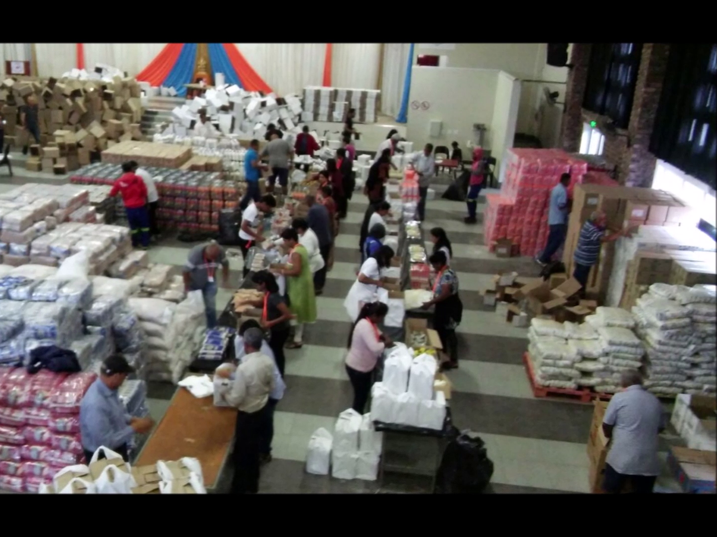 Dozens of Jyoti Jivanam volunteers packing thousands of food hampers for distribution